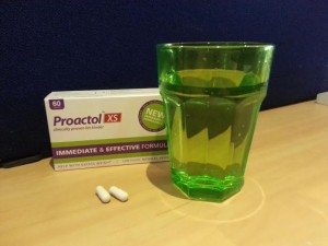 proactolxs con bicchiere di acqua